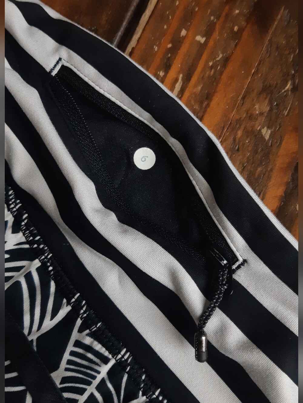 Lululemon athletica Black and White Leaf-Print Athletic Shorts Size 6 - Picture 3 of 6